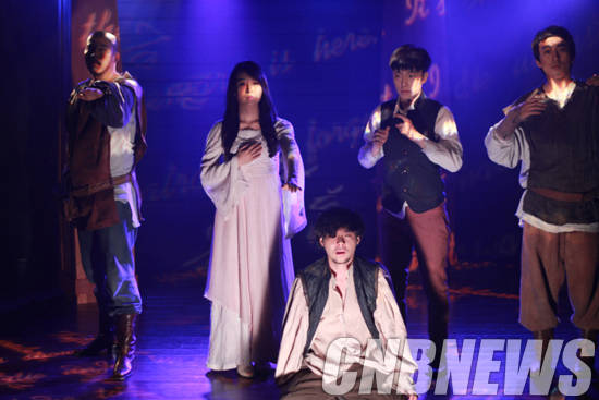 연극 '셰익스피어의 사내들' 공연 장면.