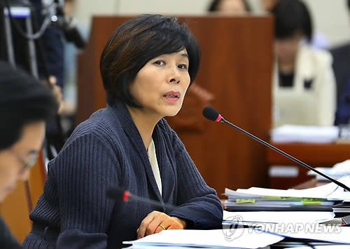 14일 국회에서 열린 미래창조과학방송통신위원회의 방송통신위원회·방송통신심의위원회 등에 대한 국정감사에서 질의를 하고 있는 새정치민주연합 최민희 의원(사진: 연합뉴스)