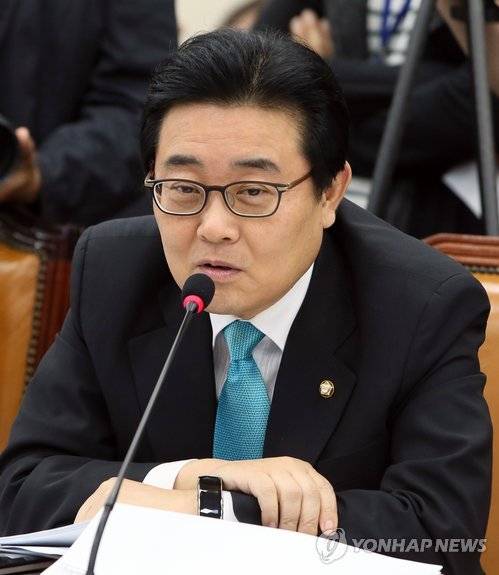 13일 국회 미래창조과학방송통신위원회에서 진행된 미래창조과학부 등에 대한 국정감사에서 의사진행 발언을 하고 있는 새정치민주연합 전병헌 의원(사진: 연합뉴스)