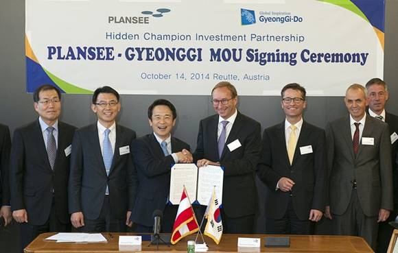 오스트리아 현지시각 14일 오전 로이테 플란제사 본사에서 열린 "경기도-플란제사 MOU"에서 남경필 경기도지사가 버나드 슈레터 플란제사 회장과 업무협약서에 서명을 하고 관계자들과 기념촬영을 하고 있다. (사진=경기도 제공)