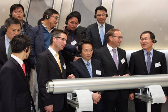 오스트리아 현지시각 14일 오전 로이테 플란제사 본사에서 열린 "경기도-플란제사 MOU"에서 남경필 경기도지사가 버나드 슈레터 플란제사 회장과 업무협약서에 서명을 하고 관계자들과 공장을 시찰하고 있다.(사진=경기도 제공)