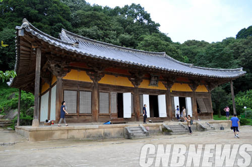 2013년 7월 진행된 무량수전 정기조사 장면.(사진=문화재청)