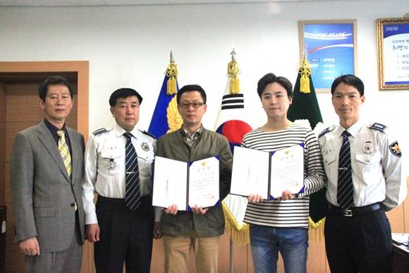 (왼쪽3번째부터 김철씨와 전병찬씨, 사진제공 =수원서부경찰서 제공)