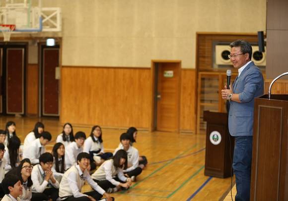 15일 채인석 화성시장이 와우중학교 학생들에게 개인적 삶의 가치와 경험 등을 전하며 새로운 가치를 찿아내는 지혜를 가져야 한다고 말하며 새로운것에 두려워말고 도전하는 학생들이 되길 바란다고 말하고 있다.(사진=화성시 제공)