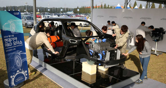 현대·기아차 R&D모터쇼 현장에서 관람객들이 차량의 차체를 살펴보고 있다(사진 제공: 현대·기아차)