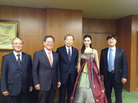 왼쪽부터 강중석 한국관광공사 도쿄지사장, 황준기 경기관광공사 사장, 홋카이도 부지사 아라카와 히로키,2014 미스경기 미 김도연 , 대한항공 일본지역본부장 최정호 (사진=경기관광공사 제공)