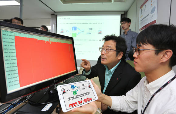 LG유플러스 김선태 SD본부장이 독산사옥에서 LTE-U 기술 시연을 참관하고 있다(사진 제공: LG유플러스)