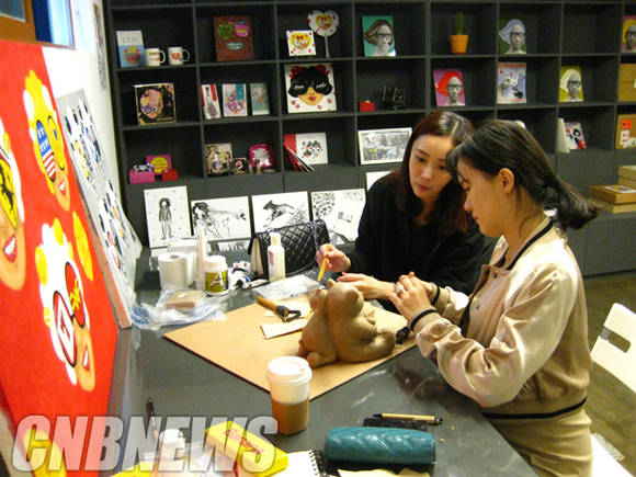 핀프레임 작가 레지던시에서 함께 작업하고 있는 (왼쪽부터)김민경·김지희 작가. 사진=김금영 기자