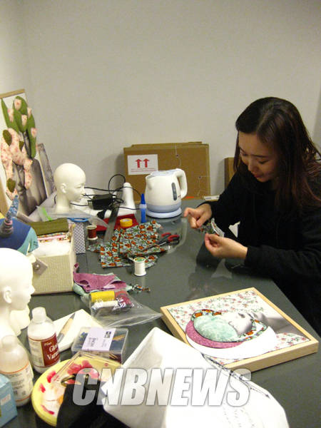 김민경 작가는 사진과 조각을 절묘하게 믹스 매치하는 작업으로 유명하다. 이날 핀프레임 작가 레지던시에서는 페브릭 작업을 하고 있었다. 사진=김금영 기자