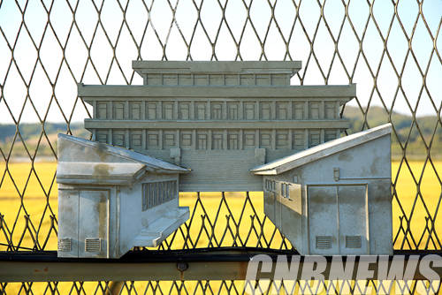 DMZ 철책에 설치된 김상균 작가의 작품.