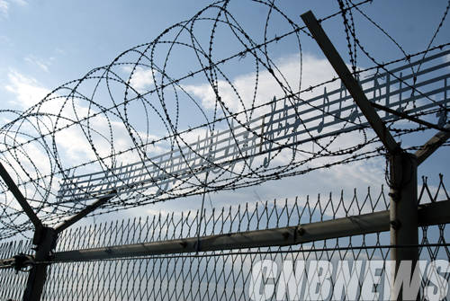 민통선 철책에 설치된 김승영 작가의 작품.