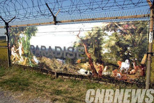 민통선 철책에 설치된 독일 출신 Ralf Sander의 작품.