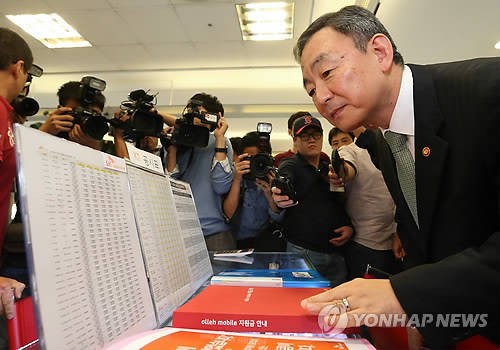 최성준 방송통신위원장이 단통법 시행 첫날인 1일 오후 서울 용산구 아이파크몰의 휴대전화 판매점을 찾아 보조금 공시표를 보고 있다(사진: 연합뉴스)