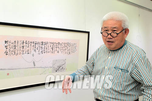 '여태명 교수가 전시 작품을 설명하고 있다'.(사진=왕진오 기자)