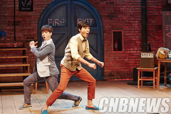 익살스럽게 연기를 펼치고 있는 배우 장승조(왼쪽)와 김종구.(사진제공=창작컴퍼니다)
