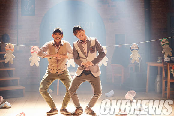뮤지컬 '구텐버그'는 꿈과 희망에 대해 유쾌하게 풀어간다. 배우 정원영(왼쪽)과 허규가 무대에 올라 연기를 펼치고 있다.(사진제공=창작컴퍼니다)
