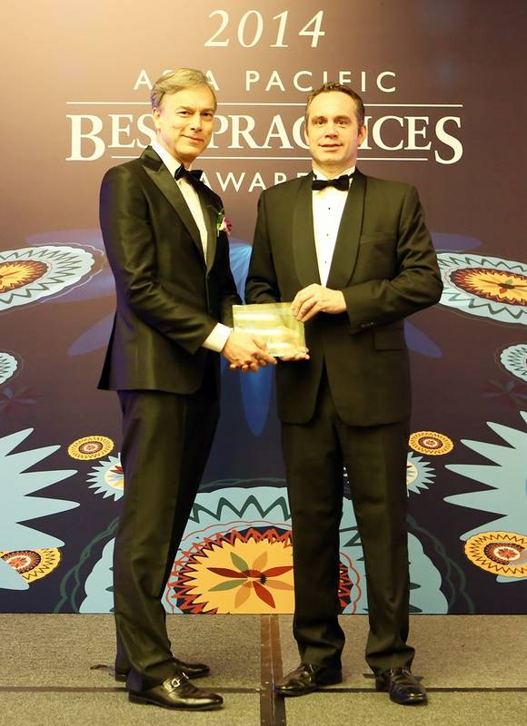 16일(현지시간) 싱가폴에서 열린 ‘프로스트 앤 설리번 아시아태평양 베스트 프랙티스 어워드’에서 SK텔레콤의 보커 토비아스 헬스케어 TF장(사진 왼쪽)이 ‘헬스케어 분야 아태지역 최고의 통신사’ 상을 수상하고 있다(사진 제공: SK텔레콤)