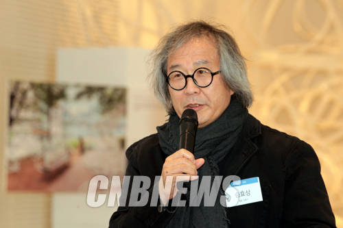 17일 서울 동대문디자인플라자(DDP)에서 '서울, 공감의 도시건축'전 설명회가 열렸다. 이날 함께한 승효상 건축가가 전시 의미와 향후 서울 건축의 비전에 대해 설명하고 있다.(사진=왕진오 기자)