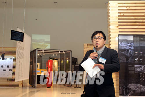 17일 서울 동대문디자인플라자(DDP)에서 '서울, 공감의 도시건축'전 설명회가 열렸다. 이날 전시를 총괄 큐레이팅한 김영준(yo2 김영준도시건축대표)가 전시 작품에 대해 설명하고 있다.(사진=왕진오 기자)