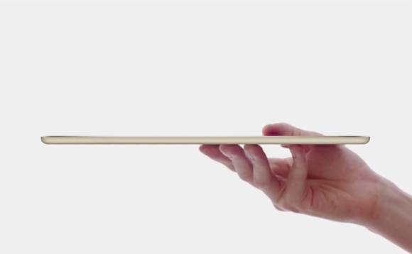 두께 6.1mm로 얇아진 ‘아이패드 에어2’(사진: 애플)