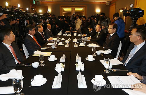 최양희 미래부 장관과 최성준 방통위원장이 17일 오전 서울 서초구 반포동 JW메리어트호텔에서 이통3사와 휴대전화 단말기 제조사 사장단과 간담회를 갖고 단통법 시행과 관련한 협조를 당부하고 있다(사진: 연합뉴스)