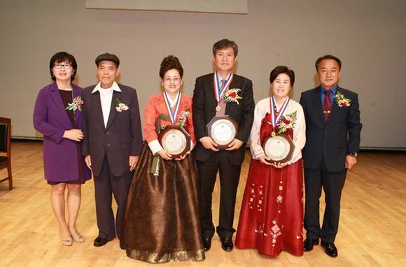 좌측 세번째부터 김용선 죽산초 교사, 임종수 안성여고 교장, 류방숙 서운초 교장,황은성 안성시장(사진=안성시 제공)