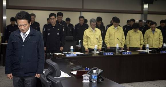 남경필 경기도지사가 19일 재난안전 긴급대책 회의를 주재하기에 앞서 묵념을 하고 있다.(사진=경기도 제공)