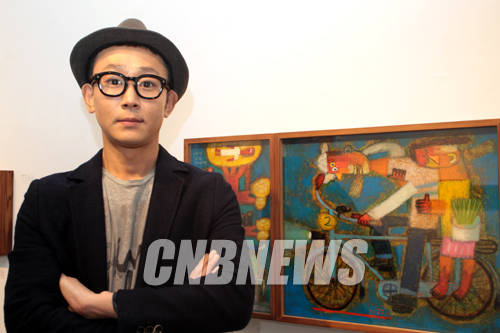 '선화랑'의 전시작품과 함께한 문형태 작가.(사진=왕진오 기자)
