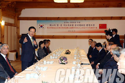 정의화 국회의장은 10. 20일 오후 12시 30분 국회 사랑재에서 제14차 한·중 지도자포럼 중국대표단과 오찬간담회를 갖고 양국 간 교류·협력증진 방안에 대해 폭넓은 의견을 나눴다.(사진=국회)