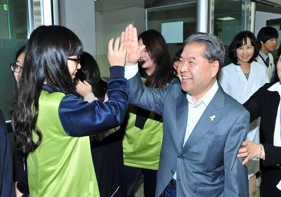 20일 이재정 경기도교육감이 성남에 위치한 샛별중학교를 방문해 학생들에게 급식을 배식하며 이야기를 나누고 있다.(사진=경기도교육청 제공)