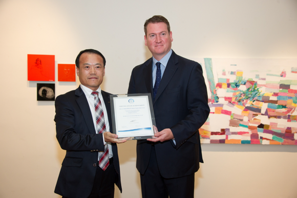 지난 15일 열린 글로벌 탄소경영 인증식에서 대우조선해양 환경관리그룹 안병규 부장(왼쪽)과 카본 트러스트社 모건 존스(Morgan Jones) 총괄이사가 기념촬영을 하고 있다. (사진제공=대우조선해양)