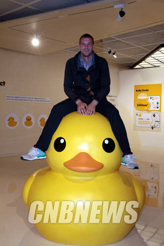 21일 서울 송파구 잠실 롯데월드몰 에비뉴엘 월드타워점을 찾은 러버덕 작가 플로렌타인 호프만이 러버덕 인형과 함께 포즈를 취하고 있다.(사진=왕진오 기자)