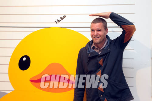 21일 정오 서울 송파구 제2롯데월드몰 에비뉴엘 월드타워점을 찾은 러버덕 작가 플로렌타인 호프만이 러버덕 캐릭터 앞에서 포즈를 취하고 있다.(사진=왕진오 기자)