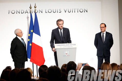 LVMH 그룹 베르나르 아르노 회장이 프랑수아 올랑드 대통령, 프랭크 게리와 함께 개관 연설을 하고 있다. (사진=루이 비통)