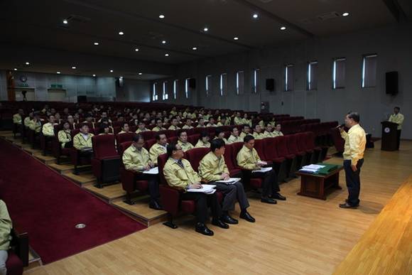 이재정 경기도교육감이 21일 경기도교육청 북부청사를 방문해 182만 학생들의 안전을 위해 최선을 다해 달라고 당부하고 있다.(사진=경기도교육청 제공)