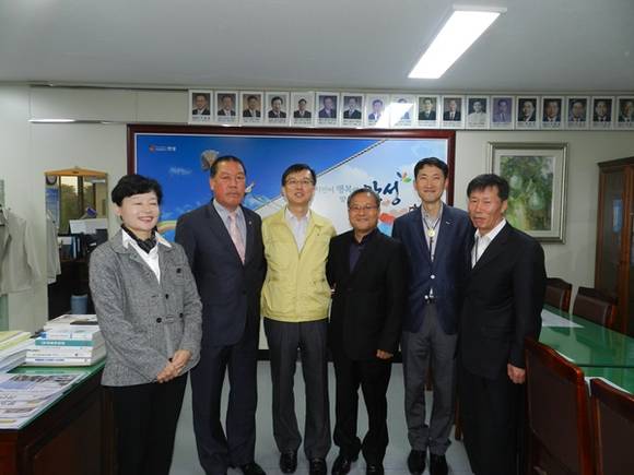 좌측부터 정은경 동아방송대 교수, 안정열 시의회의원, 이진찬 부시장, 이창현 경기도 의회 (전) 소식지 담당, 김형관 정책기획담당관, 박상호 홍보담당관 (사진=안성시 제공)