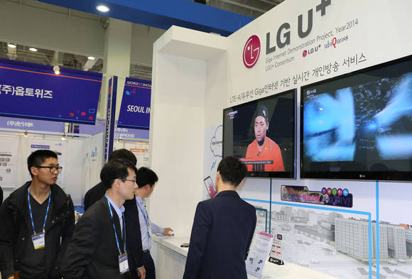 월드 IT 쇼 관람객들이 LG유플러스의 기가인터넷 기반 개인방송 서비스를 체험하고 있다(사진 제공: LG유플러스)
