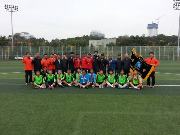 경기도생활체육대축전에 참가해 축구부문(50대)에서 우승을 차지한 안성시선수단(사진=안성시 제공)