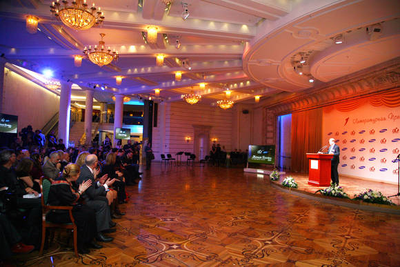 톨스토이 문학상 시상식에 전시된 105인치 커브드 UHD TV(사진 제공: 삼성전자)