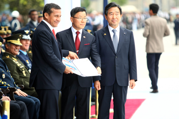 (오른쪽부터) 하성용 KAI 사장, 장근호 주 페루 대사, 우말라 페루 대통령. (사진제공=KAI)