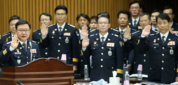 22일 오후6시 국회 안전행정위원회의 경기지방경찰청에 대한 국정감사에서 최동해 경기청장을 비롯한 수뇌부가 선서를 하고 있다.(사진=연합뉴스 제공)
