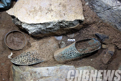 '1호 돌방무덤 금동신발 출토상황'.(사진=문화재청)