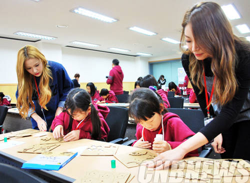 독도학교 일일 교사로 아이들과 함께 하고 있는 걸그룹 써니힐의 승아와 미성.(사진=서경덕 교수)