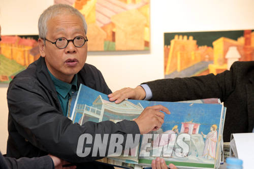 22일 중견화가 오원배 동국대 교수가 전시 개막을 앞두고 아트사이드 갤러리에서 프레스코에 대해 설명을 하고 있다.(사진=왕진오 기자)