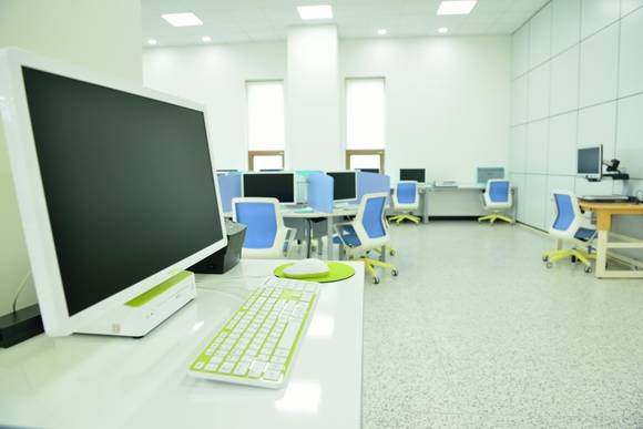 수원시 창룡도서관에 설치된 모뉴엘의 일체형 PC(사진 제공: 모뉴엘)