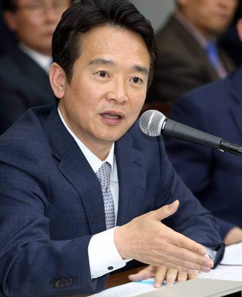 23일 국회 국토교통위원회의 경기도 국정감사에서 답변에 앞서 선서를 하고 있는 남경필 경기도지사(사진 위).의원들의 질의에 답변하고 있는 남경필 경기도지사 (사진=연합뉴스 제공)