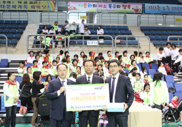 (왼쪽부터) 건협 부산센터 조승진 본부장, 전광우 동래구청장, 건협 부산센터 황석중 사업관리과장. (사진제공=건협 부산센터)