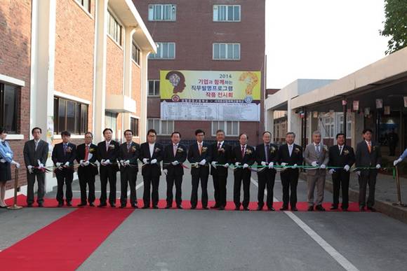 23일 수원 삼일공고에서 열린 직무발명프로그램 작품전시회 개회식에서 경과보고를 하고 있는 소진억 삼일공고 교장