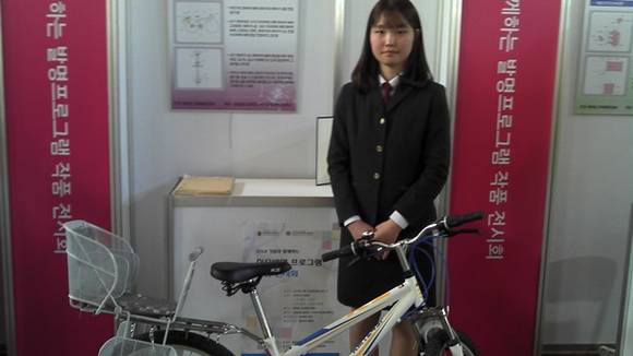 다용도 뒷자석 자전거를 출품해 특허청장상을 수상한 삼일공고 발명디자인과 1학년 연희연 학생