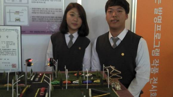 지능형 교통 시스템을 출품해 발명진흥회장상을 수상한 삼일공고 발명미디어과 2학년 학생들